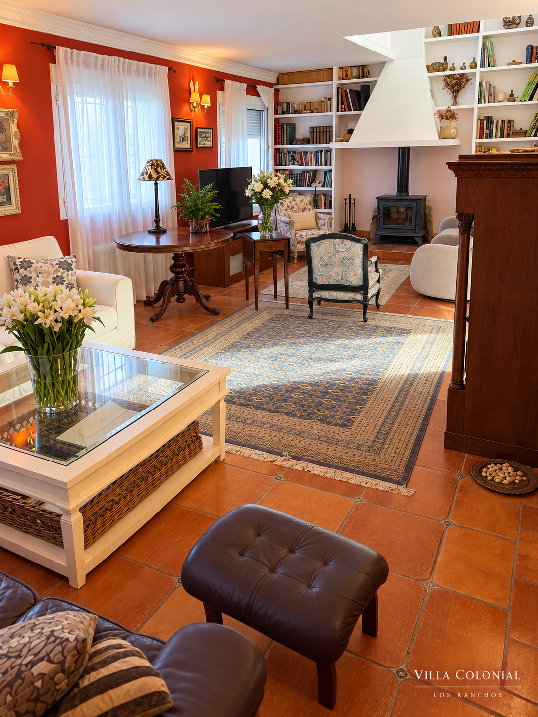 Salón con biblioteca y chimenea